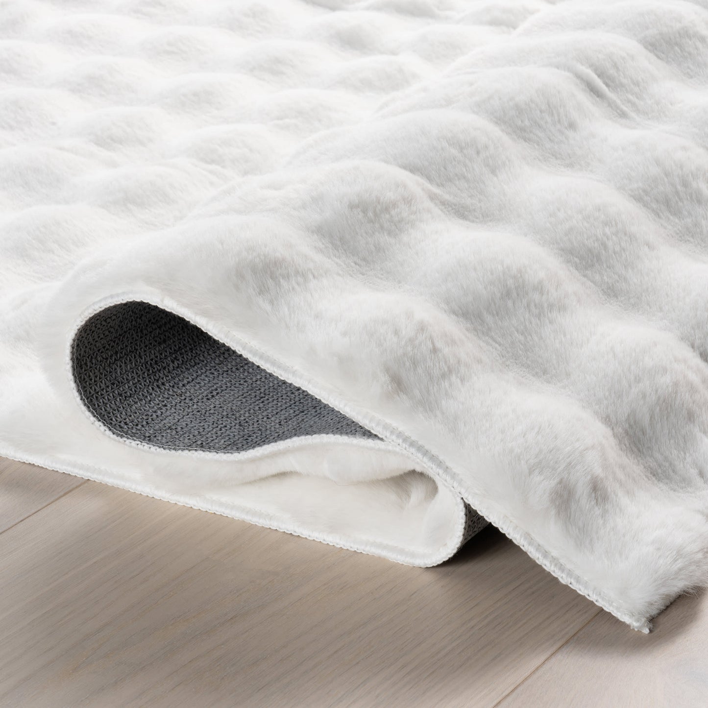 Ivana Checkered Plush Washable Rug in Off White